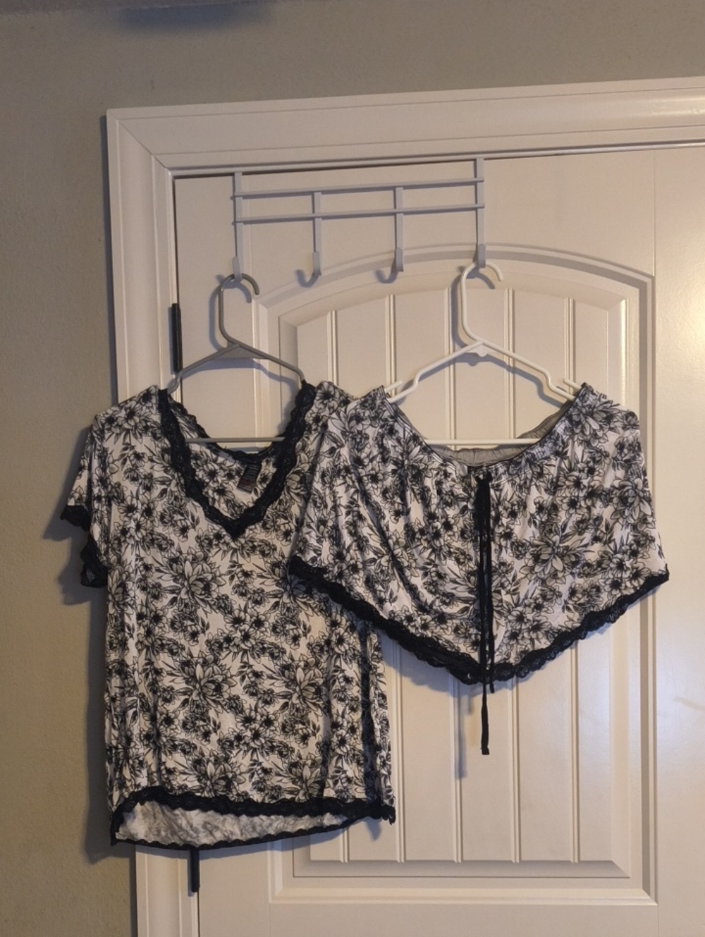 Floral Lace-Trim Women's Top and Shorts Set - Black & White